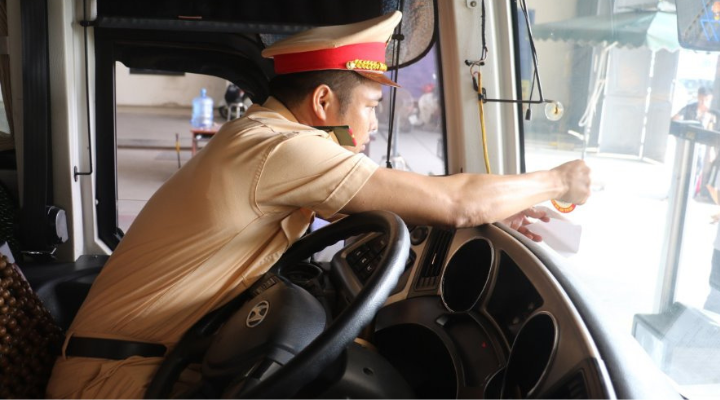 Cảnh sát giao thông kiểm tra và xử phạt GSHT không đạt chuẩn