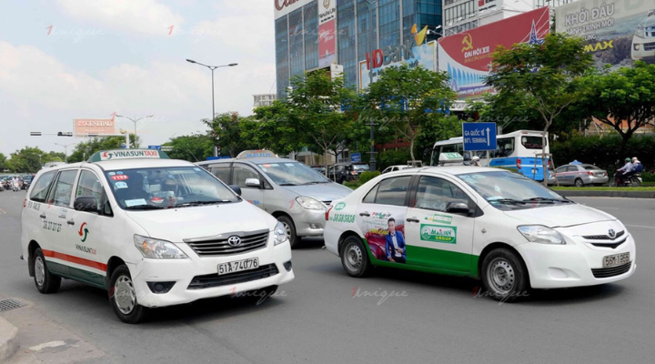 Taxi trên đường phố 